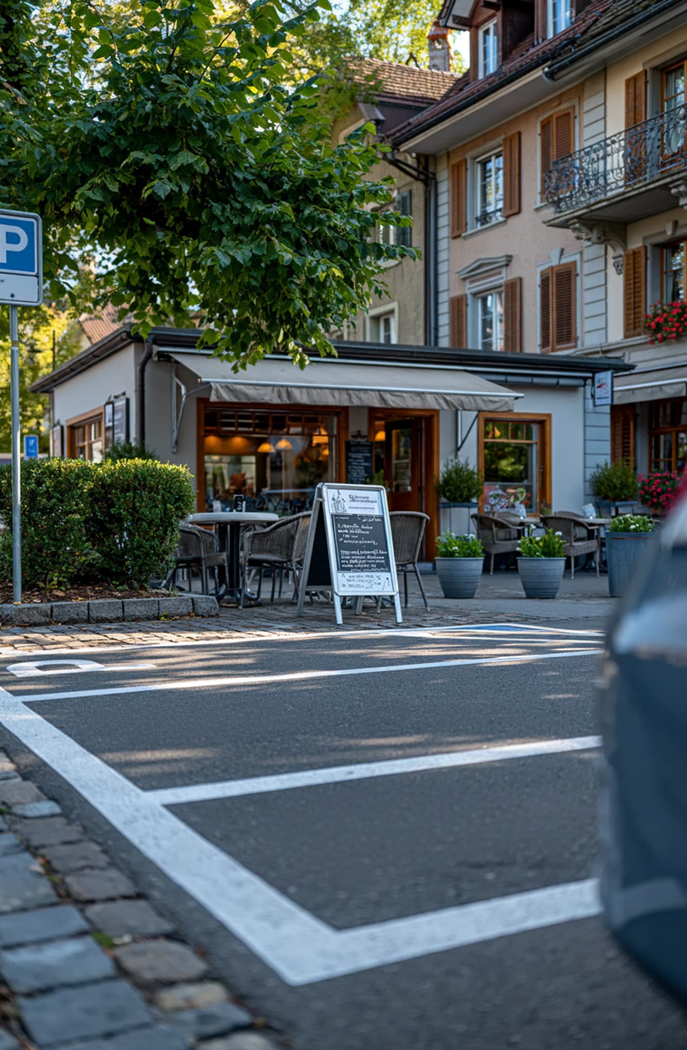 Parkplätze vor einem Restaurant mit Aussenbestuhlung