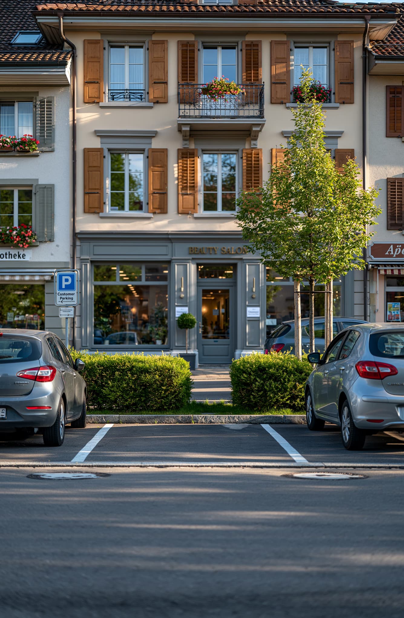 Behandlungsstuhl in einem Salon mit Strassenansicht