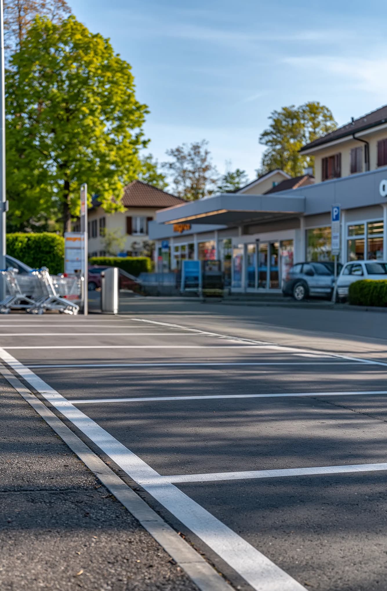 Parkplatz vor einem Supermarkt im Detailhandel