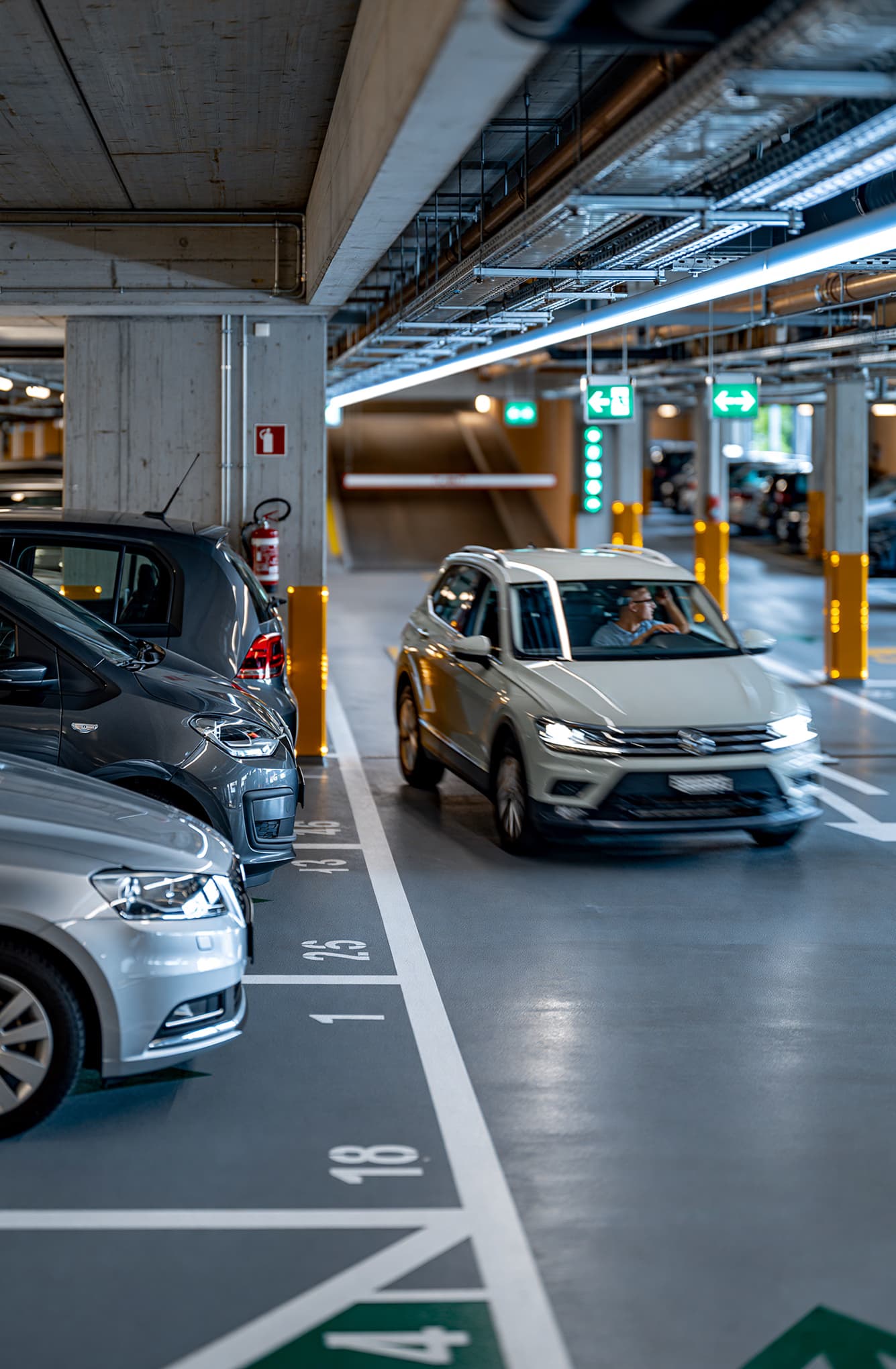 Blockierte Tiefgarageneinfahrt mit parkierten Fahrzeugen