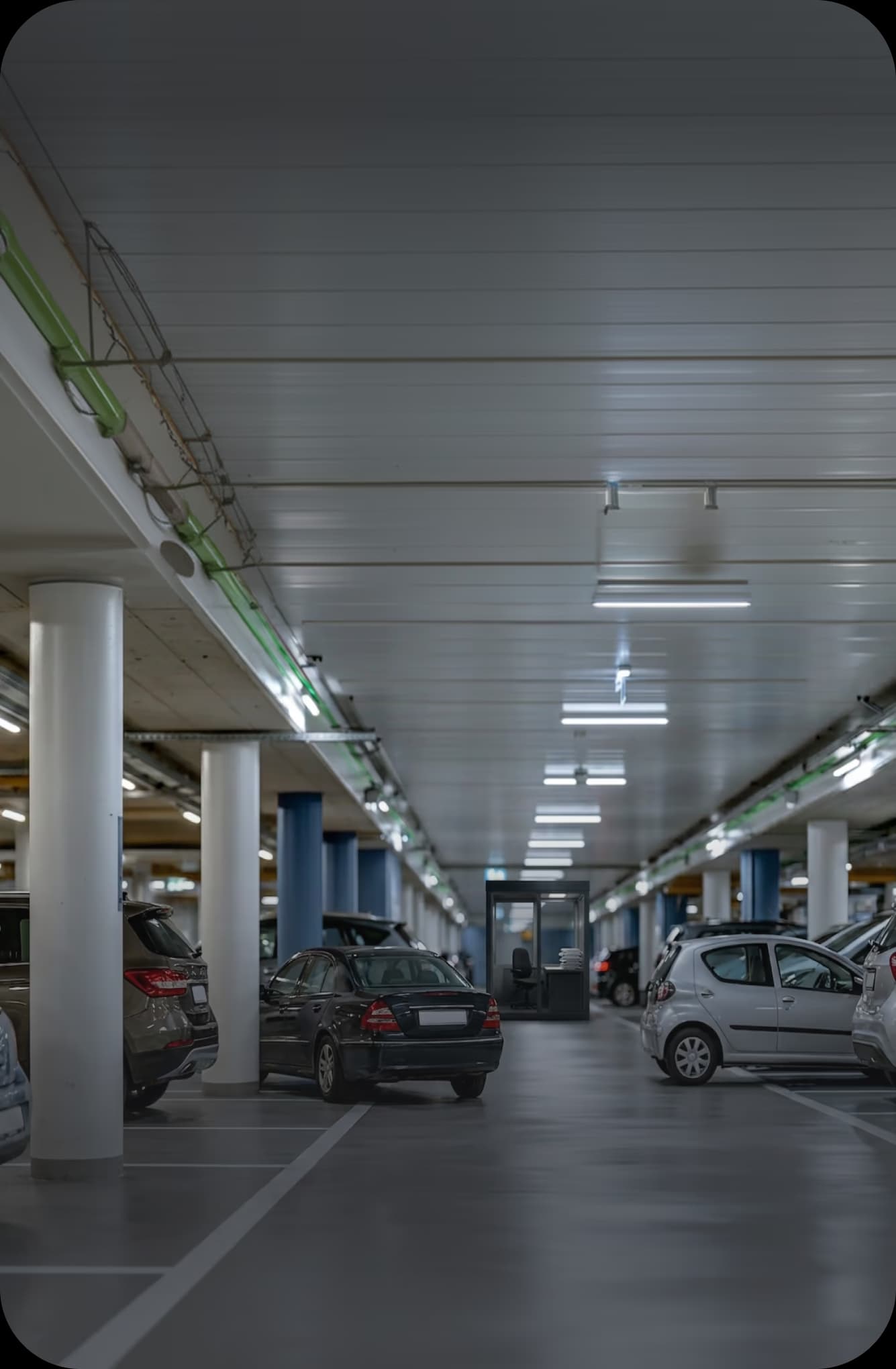 Menschenleere Ebene eines Parkhauses ohne Aufsicht