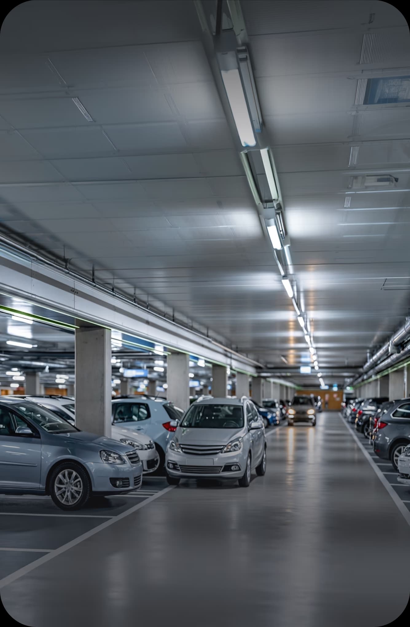 Blockierte Rampe einer Tiefgarage mit enger Zufahrt
