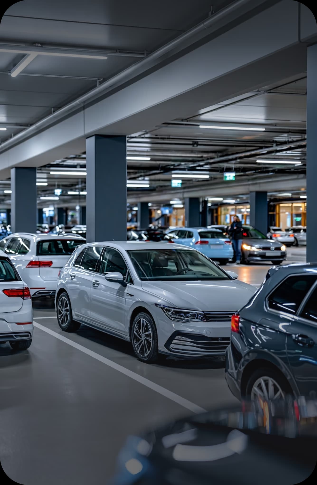 Ebene eines öffentlichen Parkhauses mit parkierten Fahrzeugen