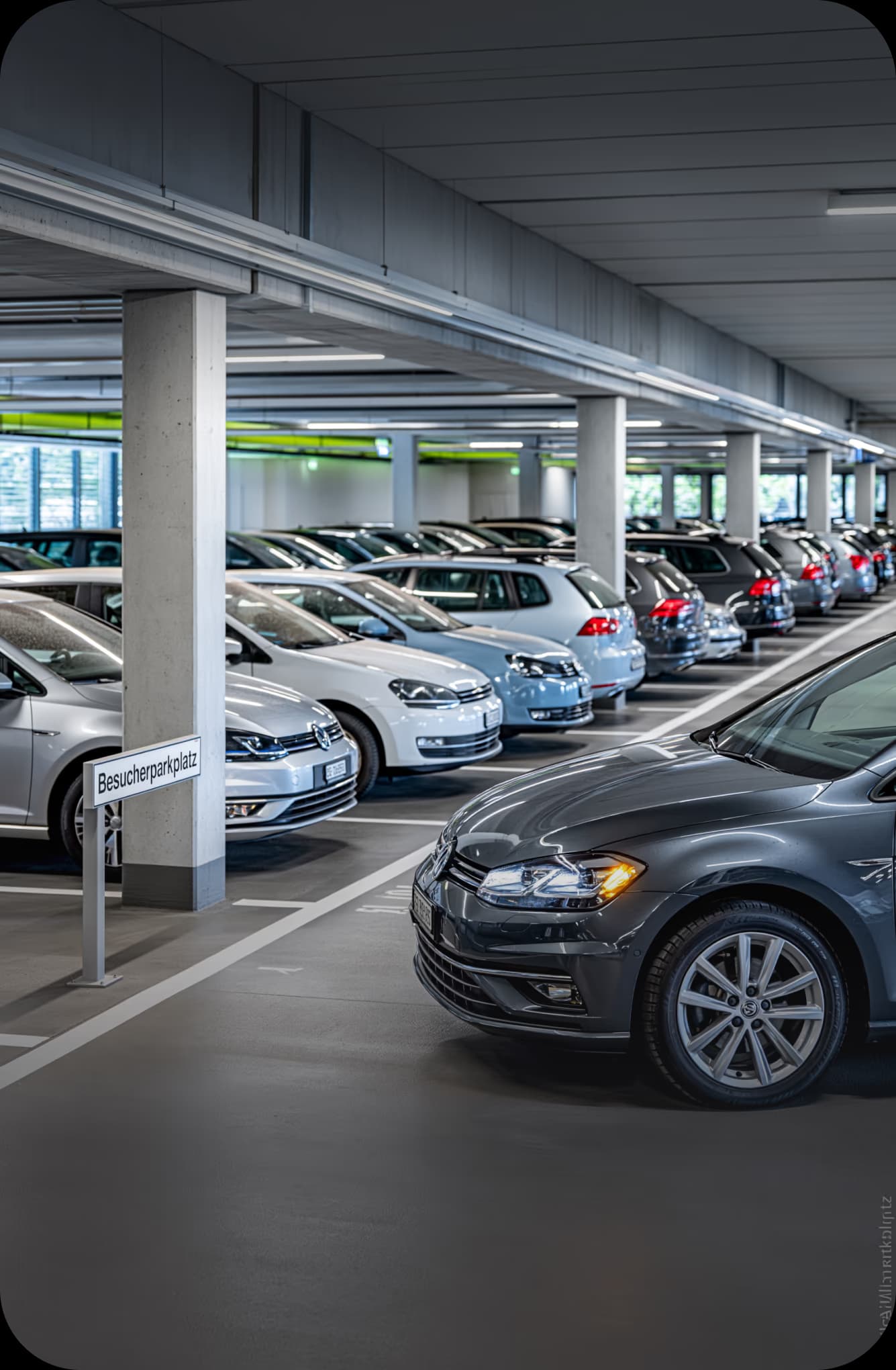 Reservierte Besucherplätze in einer Tiefgarage