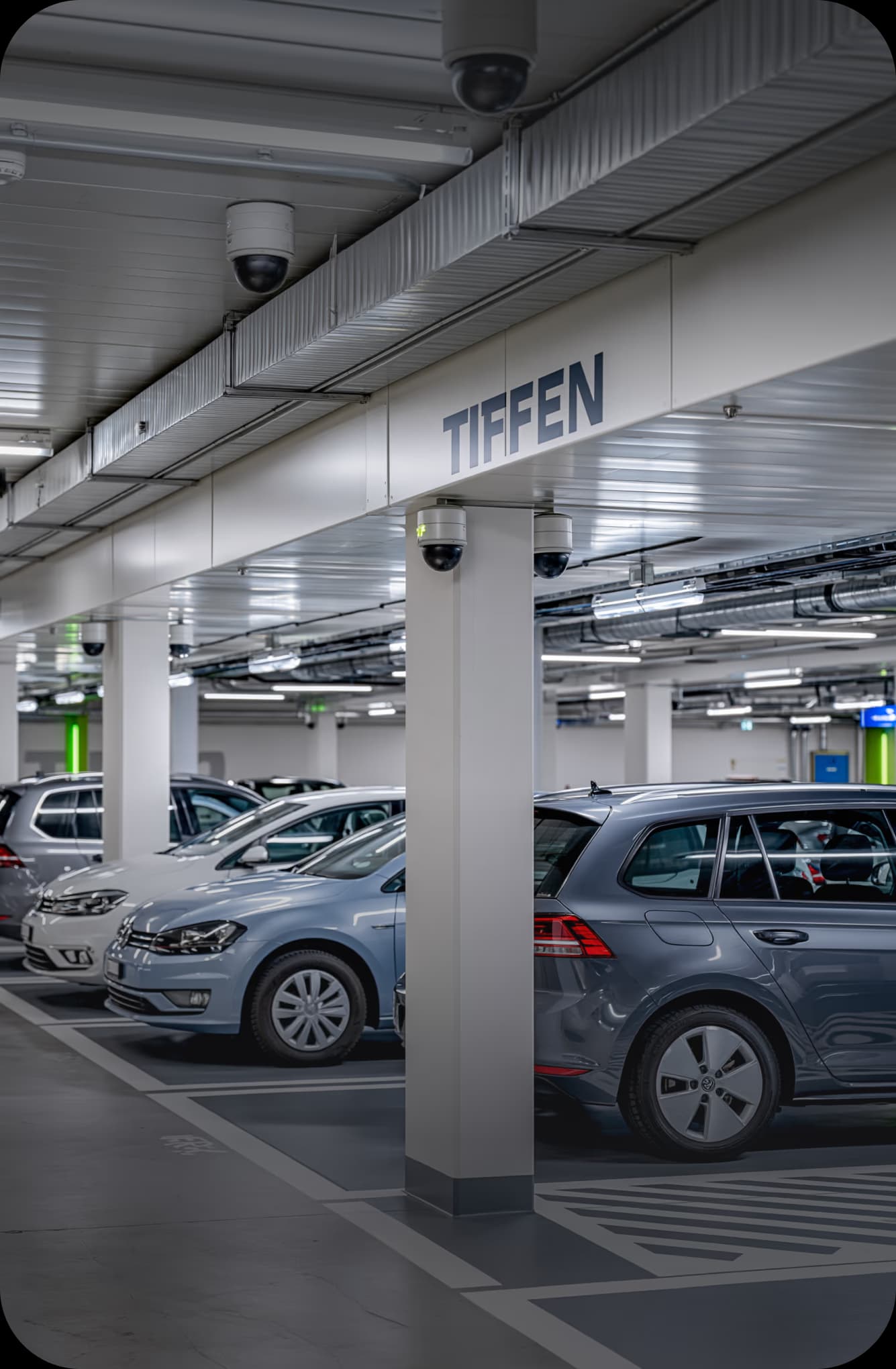Überwachungskamera in einer unbewirtschafteten Tiefgarage